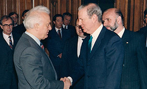 James Baker shaking hands with Edourd Shevardnadze